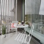 Διαμέρισμα Apartino - Free Parking, Balcony, Easy Access, Metro Station, Nespresso, Netflix Πράγα
