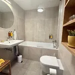 Apartino - Free Parking, Balcony, Easy Access, Metro Station, Nespresso, Netflix Διαμέρισμα Πράγα