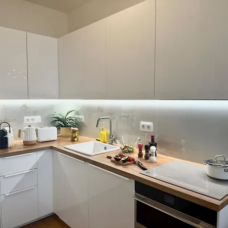 Apartino - Free Parking, Balcony, Easy Access, Metro Station, Nespresso, Netflix Πράγα