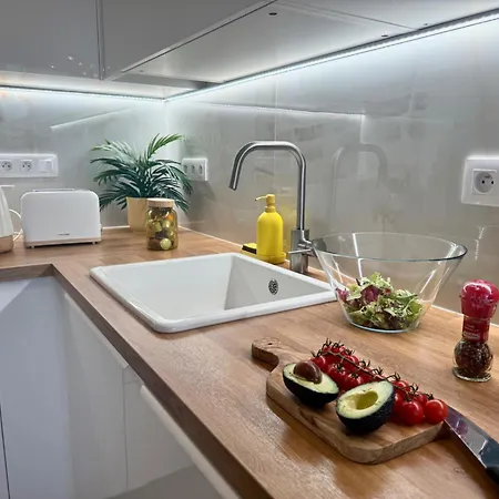 Apartino - Free Parking, Balcony, Easy Access, Metro Station, Nespresso, Netflix Διαμέρισμα Πράγα